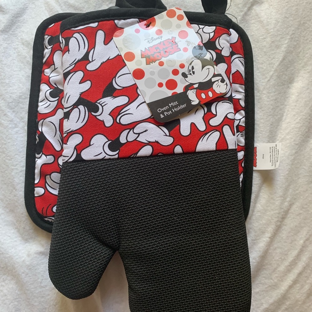 🔵 2/$18 Disney Mickey Mouse oven set NWT